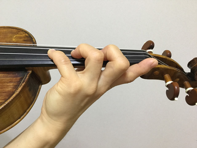 バイオリン 指 で 弾く